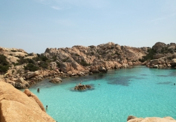 Escursioni guidate gratuite sui sentieri per Cala Coticcio e Cala Brigantina